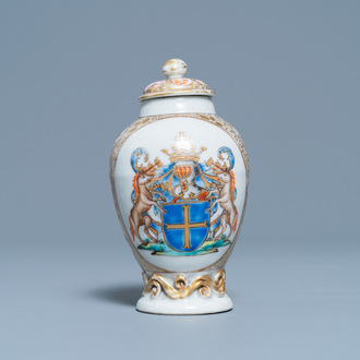 Une boîte à thé en porcelaine de Chine famille rose aux armes de Van den Cruyce pour le marché belge, Qianlong