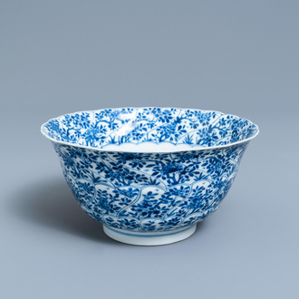 Un bol moulé en porcelaine de Chine en bleu et blanc à décor floral, Kangxi