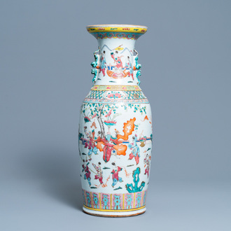 Un vase en porcelaine de Chine famille rose à décor de garçons jouants, 19ème