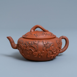 Een Chinese Yixing steengoed theepot met opgelegd floraal decor, Kangxi