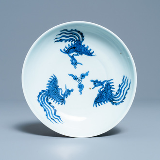Een Chinees blauw-wit bord met drie feniksen, Longqing