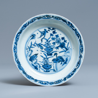 Une coupe en porcelaine de Chine en bleu et blanc à décor de canards, Wanli