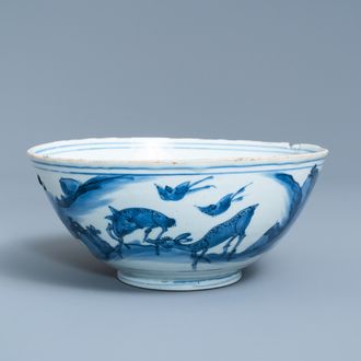 Un bol en porcelaine de Chine en bleu et blanc à décor de cerfs dans un paysage, marque de Chenghua, Ming