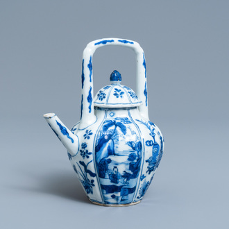Een geribde Chinese blauw-witte theepot met deksel, Kangxi