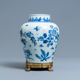 Un vase en porcelaine de Chine en bleu et blanc sur socle en bronze doré, Kangxi