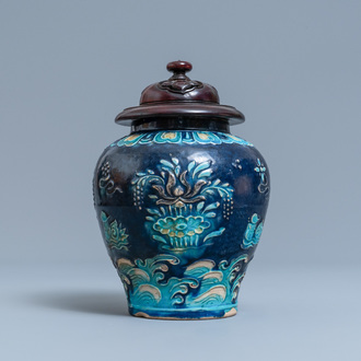 Een Chinese fahua vaas met eenden in een lotusvijver, Ming