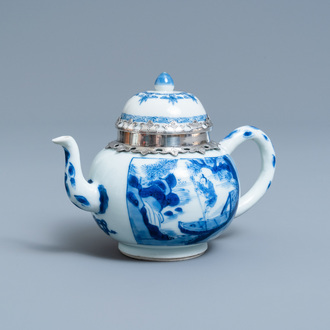 Een Chinese blauw-witte theepot met zilveren montuur, Kangxi