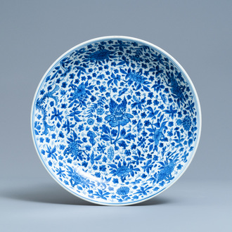 Un plat en porcelaine de Chine en bleu et blanc à décor floral, Kangxi