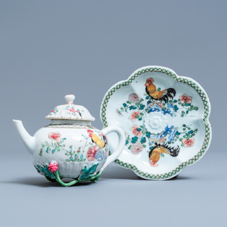 Een Chinese famille rose theepot op pattipan met decor van hanen, Yongzheng