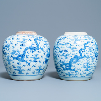 Deux pots en porcelaine de Chine en bleu et blanc à décor de dragons et phénix, Yongzheng
