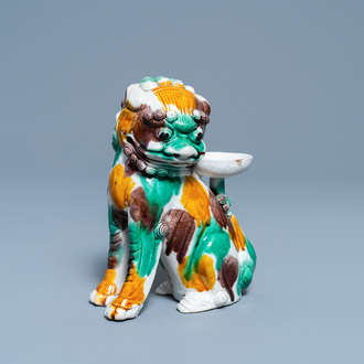Un porte-encens en forme de lion bouddhiste en biscuit émaillé sancai, Kangxi
