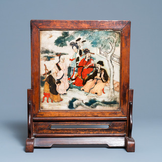 Een Chinees houten tafelscherm met beschilderde marmeren plaquette, 19e eeuw