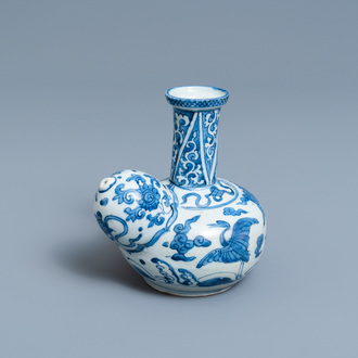 Un kendi en porcelaine de Chine en bleu et blanc à décor de grues, Wanli