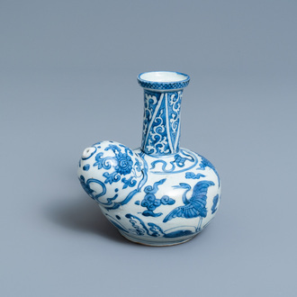 Een Chinese blauw-witte kendi met kraanvogels, Wanli