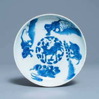 Een Chinees blauw-wit bord met mythische dieren, Shunzhi merk en periode