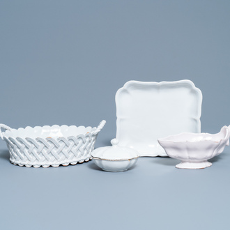 Un panier, un plat lobé, une boîte à épices et une saucière en faïence blanche de Delft, 18ème