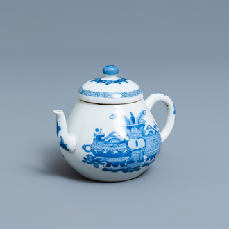Une théière en porcelaine de Chine en bleu et blanc à décor d'antiquités, marque de Jiajing, Kangxi