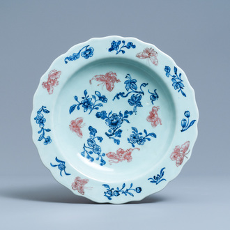 Un plat en porcelaine de Chine en bleu, blanc et rouge de cuivre sur fond céladon, marque et époque de Qianlong