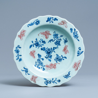 Een Chinese blauw-witte en koperrode schotel met celadon fondkleur, Qianlong merk en periode