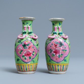 Une paire de vases en porcelaine de Chine famille rose pour le marché Straits ou Peranakan, 19ème