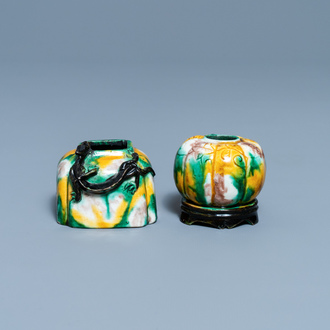 Deux lave-pinceaux en porcelaine de Chine à émail sancai, Kangxi
