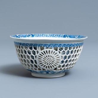 Un bol à double paroi ajourée en porcelaine de Chine en bleu et blanc, Kangxi