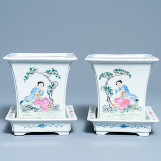 Une paire de jardinières sur supports en porcelaine de Chine famille rose, marque de Qianlong, République