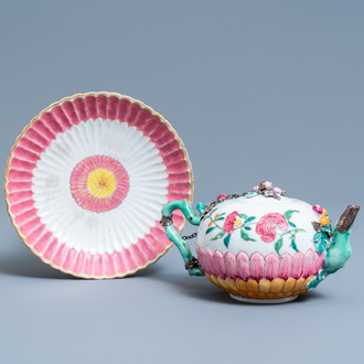 Une théière sur support en porcelaine de Chine famille rose à décor floral appliqué, Yongzheng