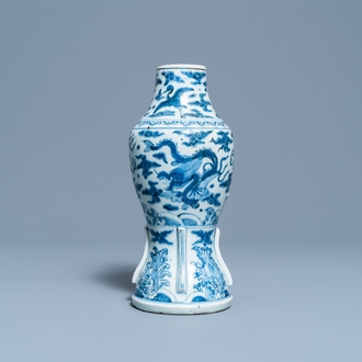 Un vase en porcelaine de Chine en bleu et blanc à décor de 'dragons de mer', Wanli