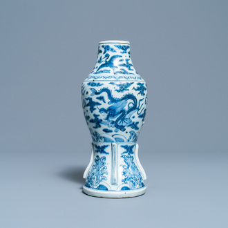 Een zeldzame Chinese blauw-witte 'zeedraken' vaas, Wanli