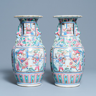Une paire de vases en porcelaine de Chine famille rose, 19ème