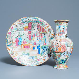 Een Chinese Canton famille rose schotel en een vaas, 19e eeuw