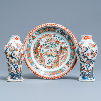 Un plat en porcelaine de Chine famille verte et une paire de vases de style Imari, Kangxi