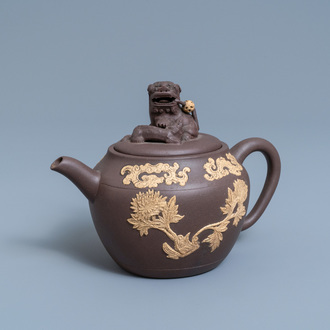 Een tweekleurige Chinese Yixing steengoed theepot met opgelegd floraal decor, Kangxi