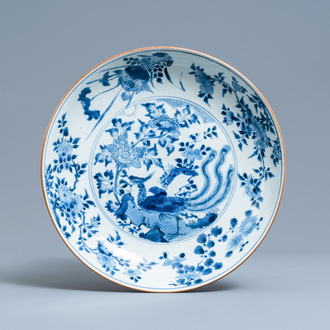 Un plat en porcelaine de Chine en bleu et blanc à décor d'un phénix, époque Transition