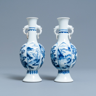 Une paire de vases en porcelaine de Chine en bleu et blanc aux anses en forme de tête d'éléphant, Kangxi