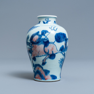 Een Chinese blauw-witte en koperrode vaas met een kylin en een feniks, Qing