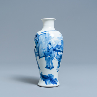 Un vase de forme 'meiping' en porcelaine de Chine en bleu et blanc à décor figuratif, Kangxi