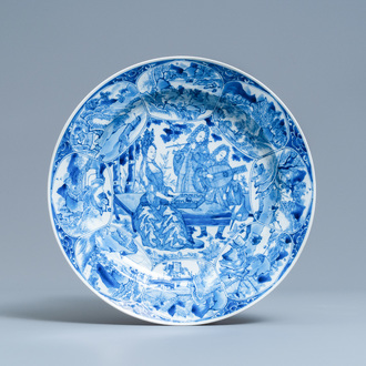 Un plat en porcelaine de Chine en bleu et blanc à décor de musiciens, Kangxi
