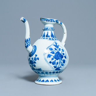 Une verseuse de type 'aftaba' en porcelaine de Chine en bleu et blanc pour le marché islamique, Kangxi