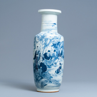 Un vase de forme rouleau en porcelaine de Chine en bleu et blanc à décor des 'Sept sages dans la forêt de bambou', 19ème