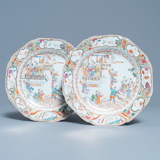Une paire d'assiettes de forme octagonale en porcelaine de Chine famille rose à décor d'acrobats mandarins, Qianlong