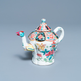 Een Chinese famille rose theepot met fenikstuit, Yongzheng