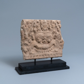 Een stenen Khmer-stijl fragment met het hoofd van Mahakala, Cambodja, 15e eeuw of later