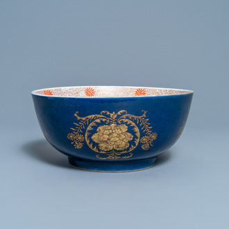 Un bol en porcelaine de Chine à décor doré sur fond bleu poudré, Kangxi