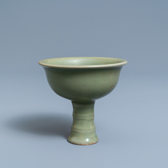 Un bol sur piedouche en porcelaine de Chine céladon monochrome, Ming