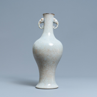 Un vase en porcelaine de Chine à fond craquelé aux anses en forme de têtes d'éléphants, 18/19ème
