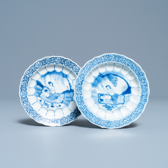 Une paire de soucoupes en porcelaine de Chine en bleu et blanc à décor d'acupuncture, Kangxi