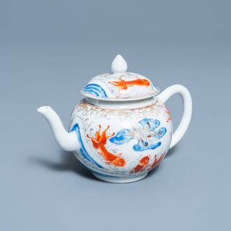 Une théière couverte en porcelaine de Chine à décor de carpes et d'une grue, Yongzheng