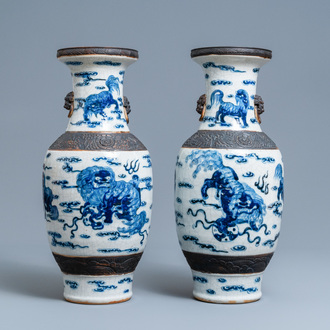 Een paar Chinese blauw-witte Nanking craquelé vazen met boeddhistische leeuwen, 19e eeuw